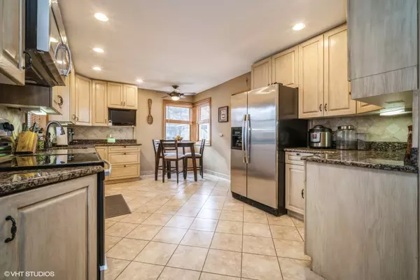 911 E Camp McDonald RD, Prospect Heights, IL 60070