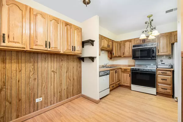 1243 E Baldwin Lane #104, Palatine, IL 60074