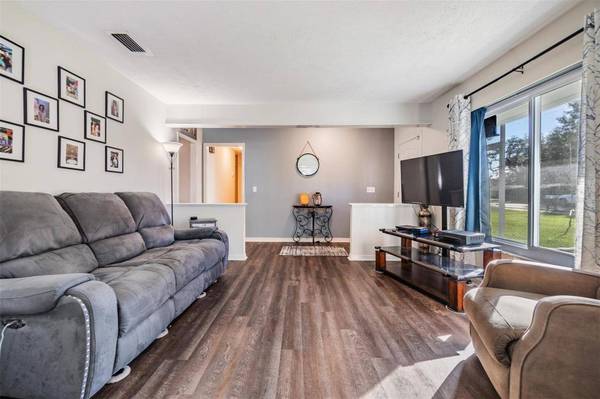 1303 S VALRICO RD, Valrico, FL 33594