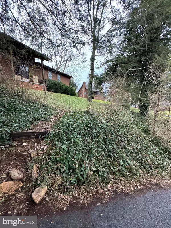 862 CARRIER DR, Strasburg, VA 22657