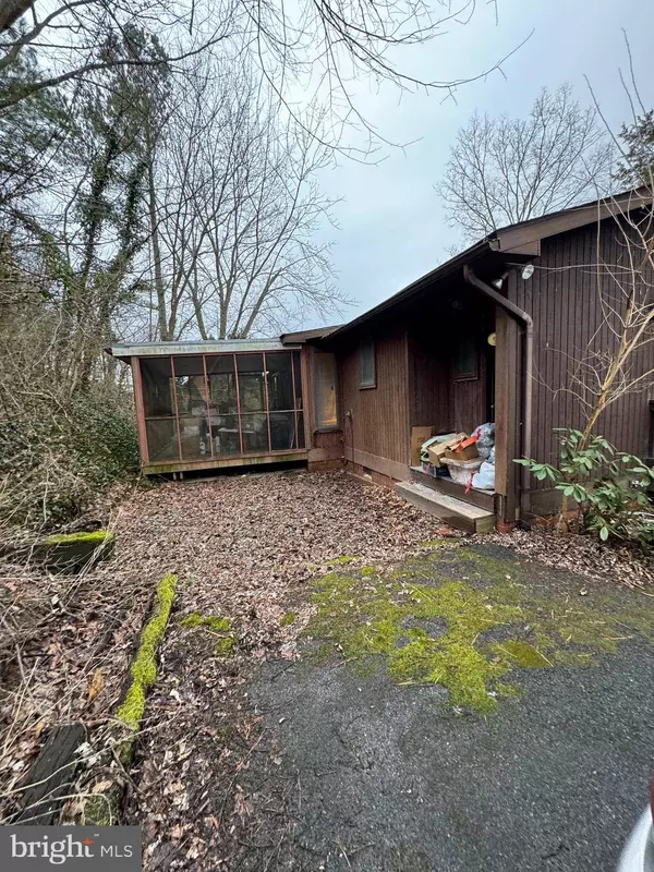 862 CARRIER DR, Strasburg, VA 22657