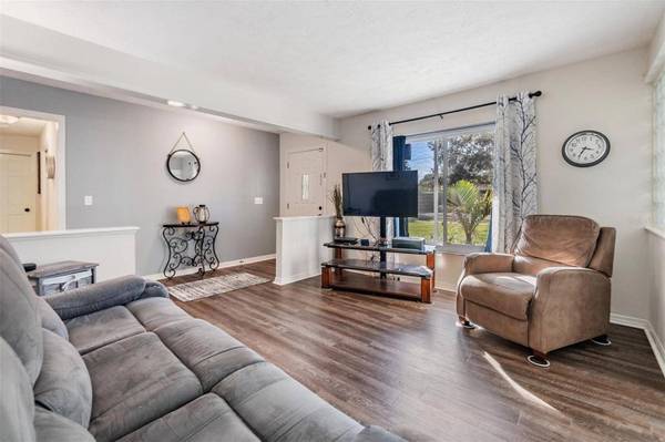 1303 S VALRICO RD, Valrico, FL 33594