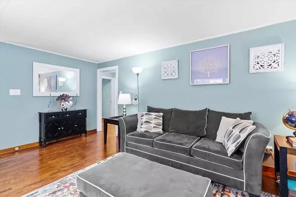 28 Hillside Ave, Westford, MA 01886