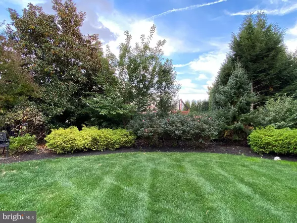 4 AUTUMN DR, Moorestown, NJ 08057