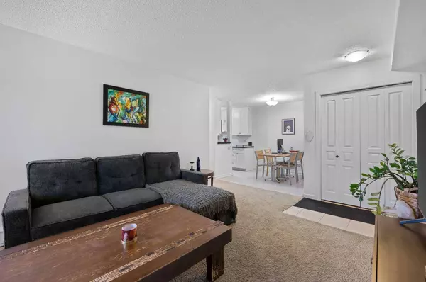 6400 Coach Hill RD SW #111, Calgary, AB T3H 1B8