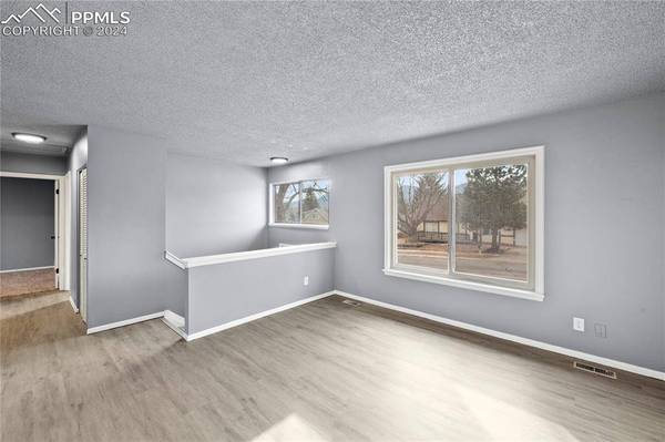 2113 Fernwood DR, Colorado Springs, CO 80910