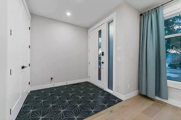 1404 43 ST SW, Calgary, AB T3C 2A2