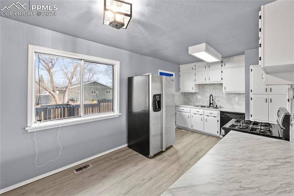 2113 Fernwood DR, Colorado Springs, CO 80910