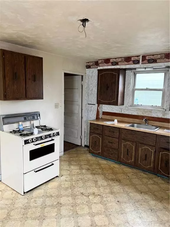 1403 Pennsylvania Ave, West Mifflin, PA 15122