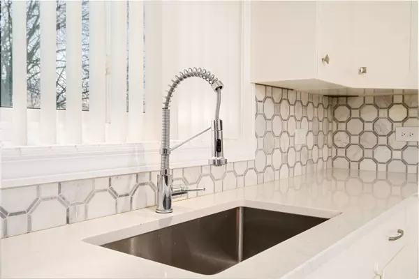 7748 Suburban Lane, Bridgeview, IL 60455