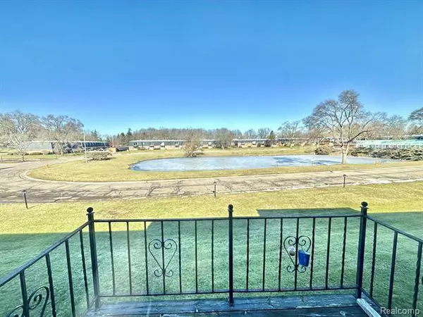 1810 Colonial Village Way 4, Waterford, MI 48328