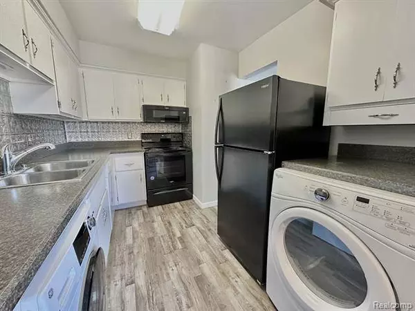 1810 Colonial Village Way 4, Waterford, MI 48328