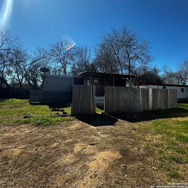 1513 Hough Ave, Adkins, TX 78101