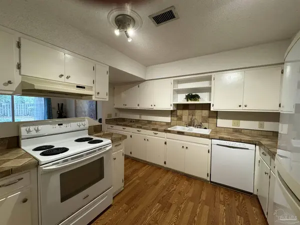 3400 Wimbledon Dr, Pensacola, FL 32504