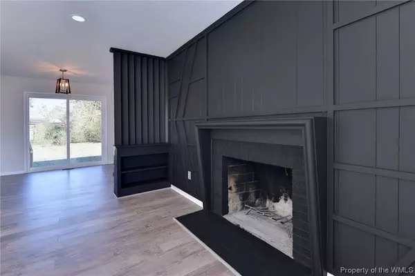 18 Rosewood LN, Newport News, VA 23602