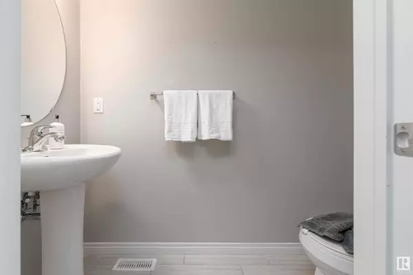 1724 CHAPMAN WY SW, Edmonton, AB T6W 2E8