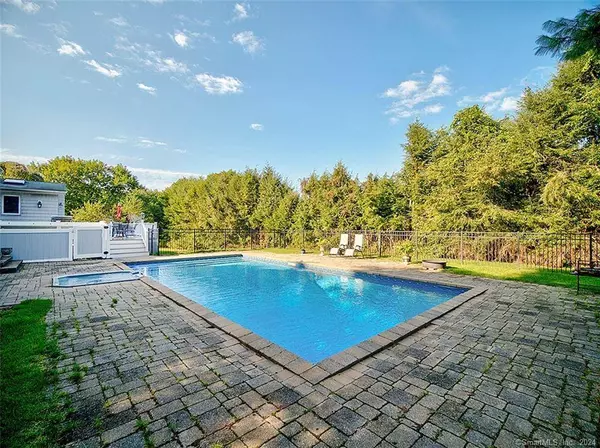 25 Brookhills Road, Branford, CT 06405