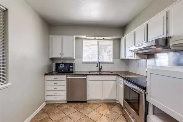 16516 Diana LN, Houston, TX 77062