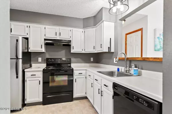 4512 Foxwood S Drive, Clifton Park, NY 12065