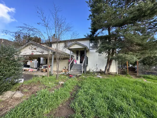 425 Kellogg st St, Gold Hill, OR 97525