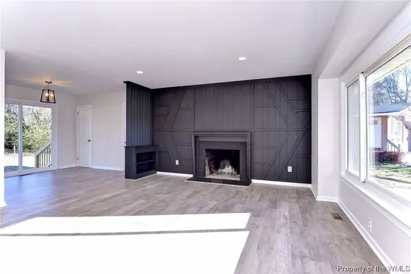 18 Rosewood LN, Newport News, VA 23602