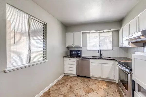 16516 Diana LN, Houston, TX 77062