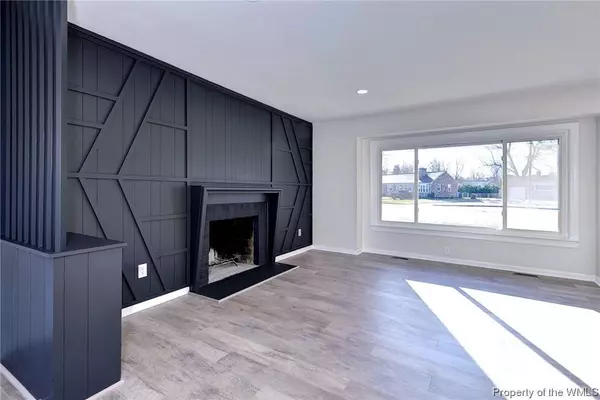 18 Rosewood LN, Newport News, VA 23602