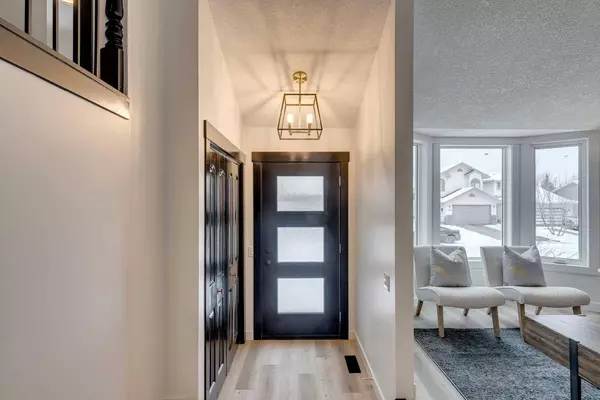 17128 Sundown RD SE, Calgary, AB T2X 2Y2