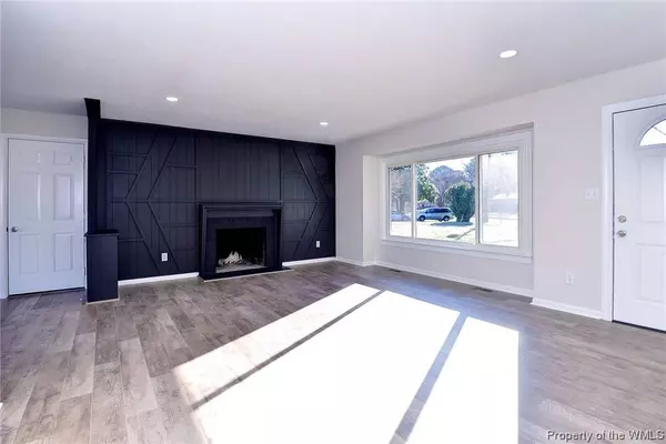 18 Rosewood LN, Newport News, VA 23602