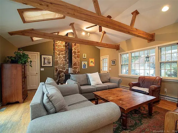 25 Brookhills Road, Branford, CT 06405