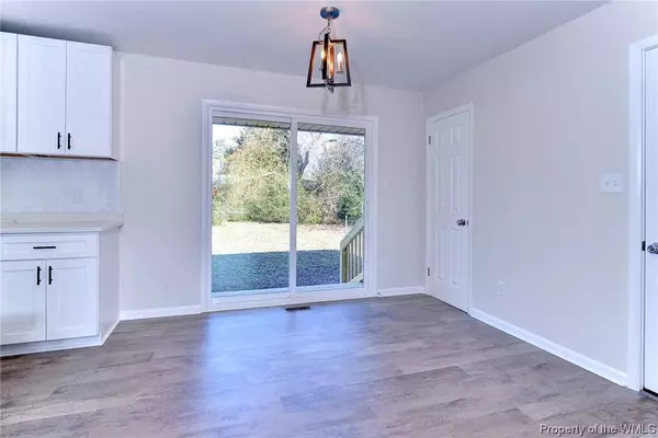 18 Rosewood LN, Newport News, VA 23602