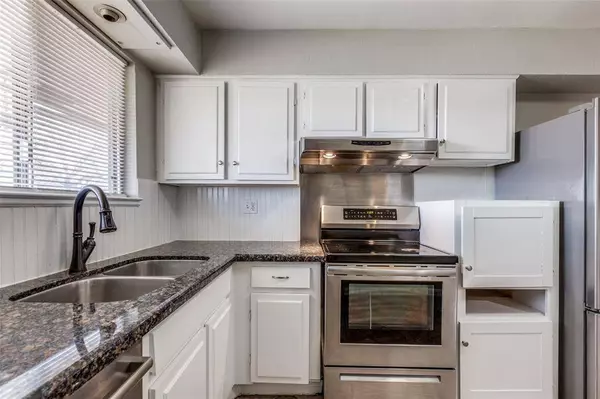 16516 Diana LN, Houston, TX 77062