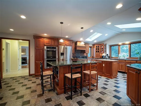 25 Brookhills Road, Branford, CT 06405