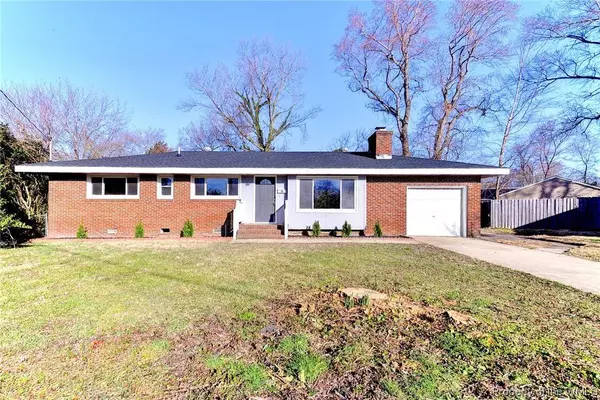 18 Rosewood LN, Newport News, VA 23602