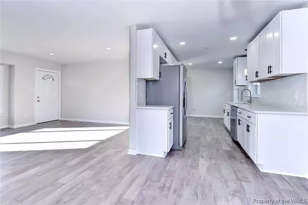 18 Rosewood LN, Newport News, VA 23602