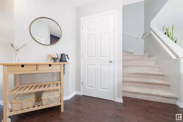 1724 CHAPMAN WY SW, Edmonton, AB T6W 2E8