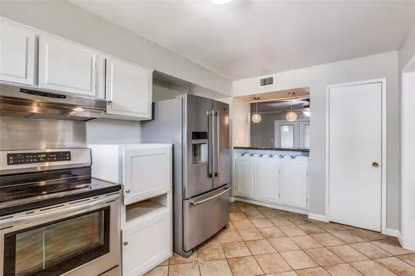 16516 Diana LN, Houston, TX 77062