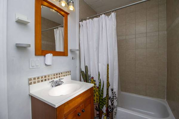 7405 N Wolcott AVE #1E, Chicago, IL 60626