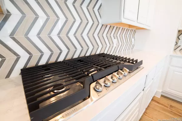 517 Huntwick Dr, Boerne, TX 78006