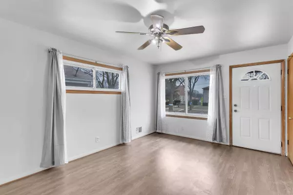 5653 N 69th St, Milwaukee, WI 53218