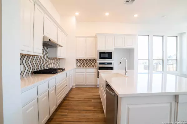 517 Huntwick Dr, Boerne, TX 78006