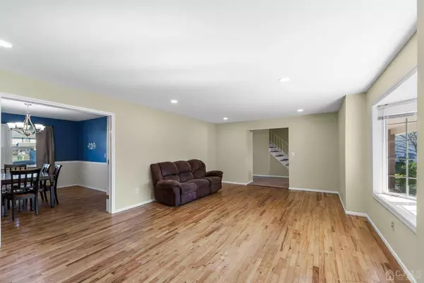 8 Queens CT, Edison, NJ 08817