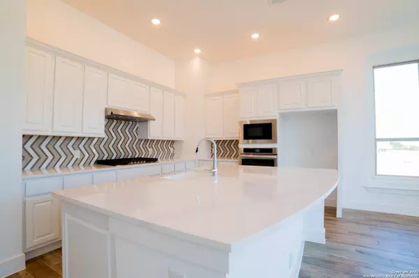 517 Huntwick Dr, Boerne, TX 78006