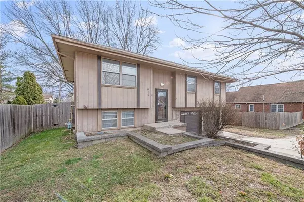 8715 N Oak Trafficway, Kansas City, MO 64155