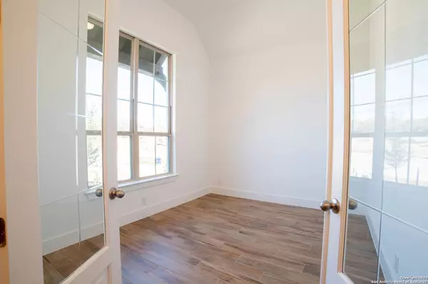 517 Huntwick Dr, Boerne, TX 78006