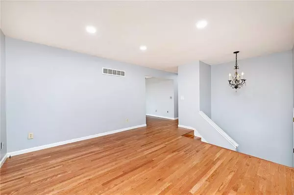 8715 N Oak Trafficway, Kansas City, MO 64155