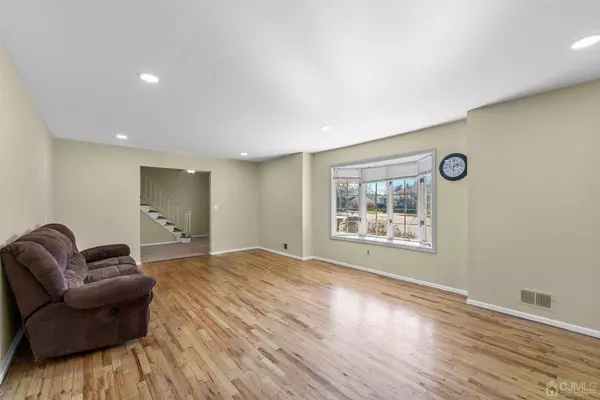 8 Queens CT, Edison, NJ 08817