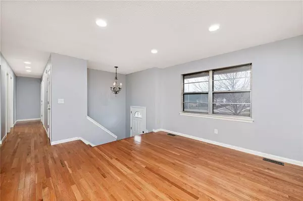 8715 N Oak Trafficway, Kansas City, MO 64155