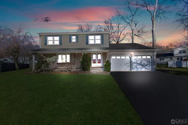 8 Queens CT, Edison, NJ 08817