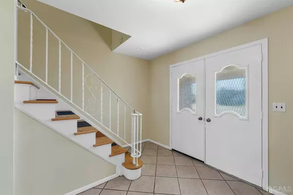 8 Queens CT, Edison, NJ 08817